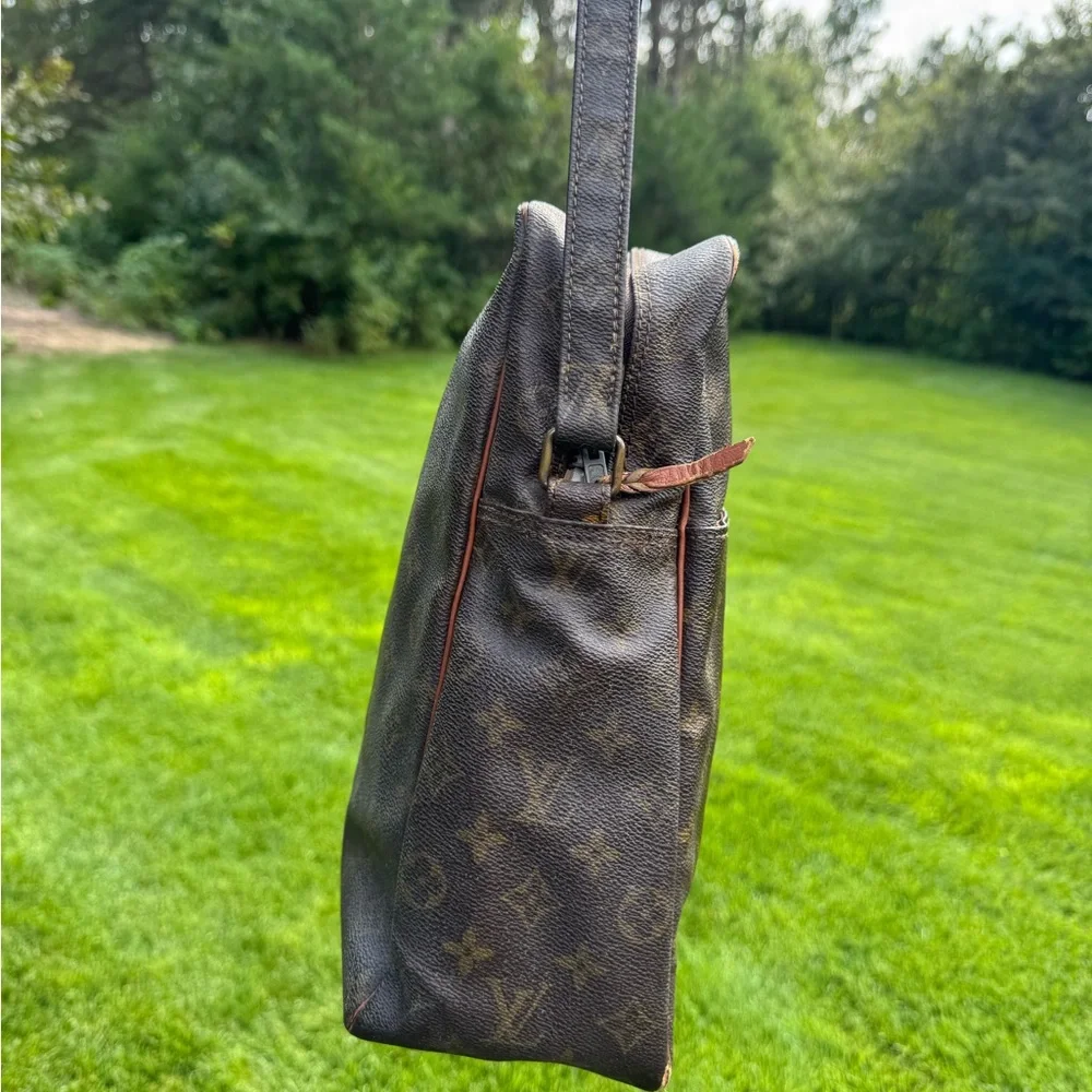 Authentic Louis Vuitton Saumur 36 Monogram Messenger Bag